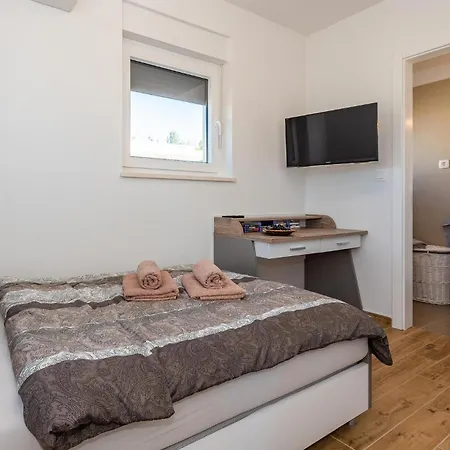 Pet Friendly In With Wifi 5* Srima